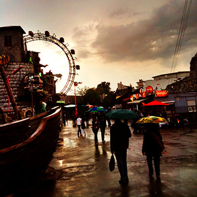 Regen im Wiener Prater, Regenschirme, Riesenrad, Atmosphäre