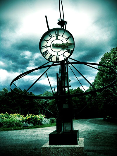 Uhr vor dramatischem Wolkengebilde im Kurpark Oberlaa 